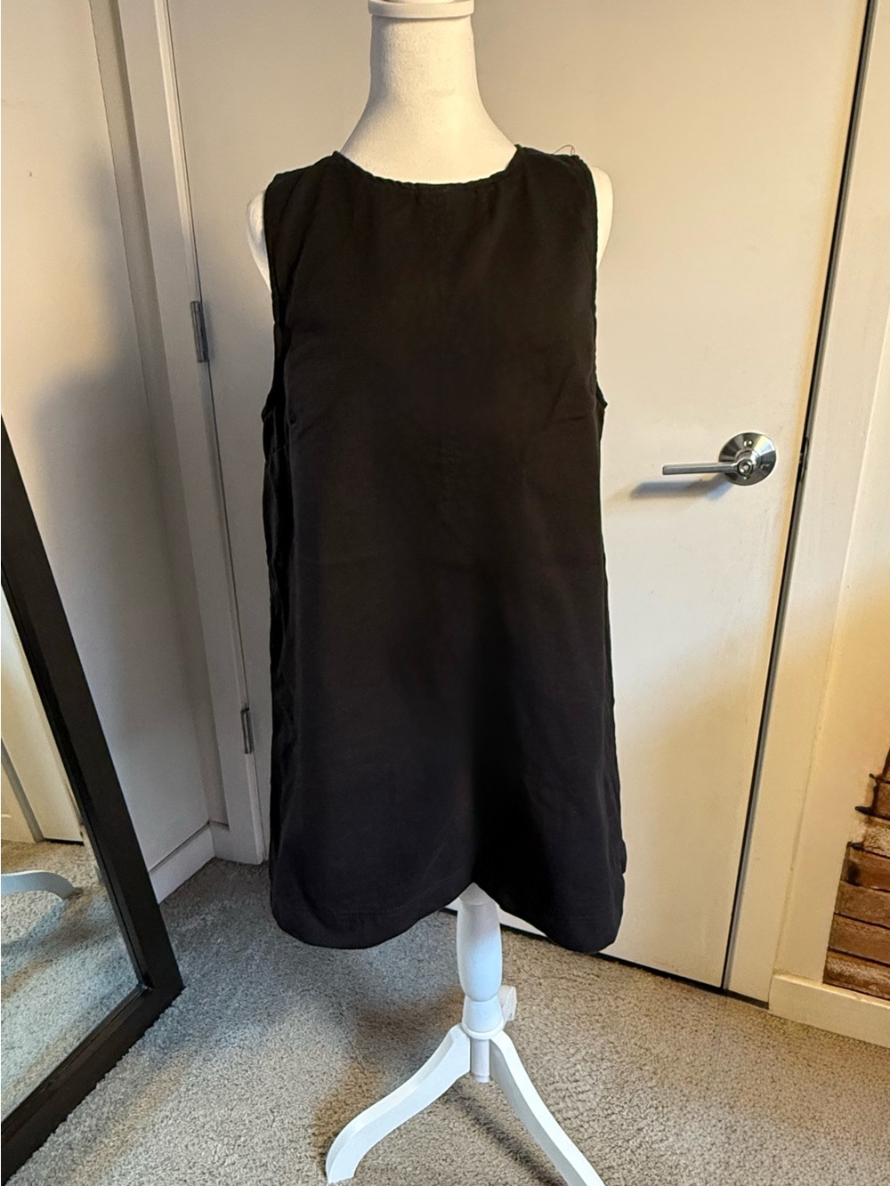 Forever 21 Black Sleeveless Mini Shift Dress